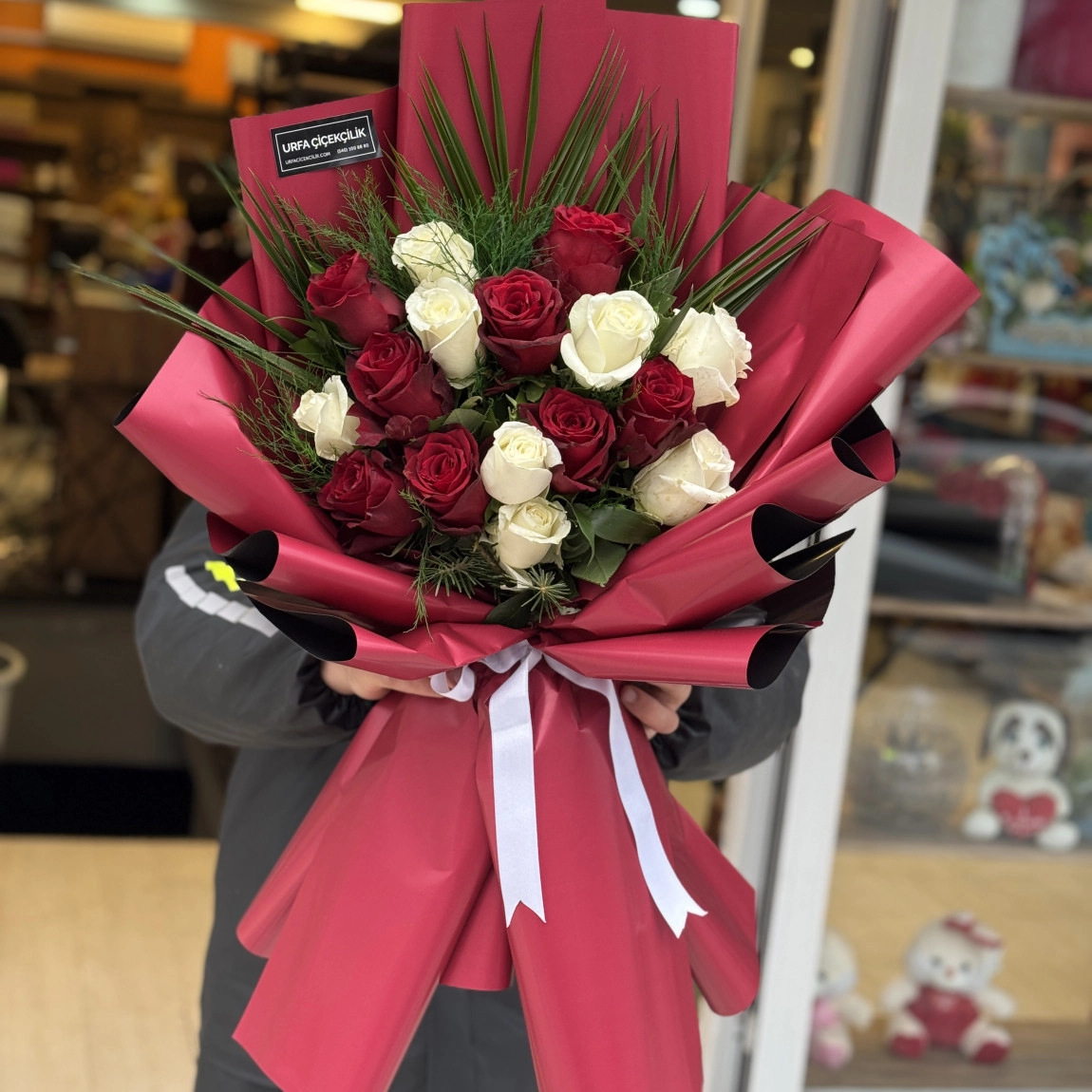 Lüx 8 Kırmızı Gül 8 Beyaz Gül Buketi