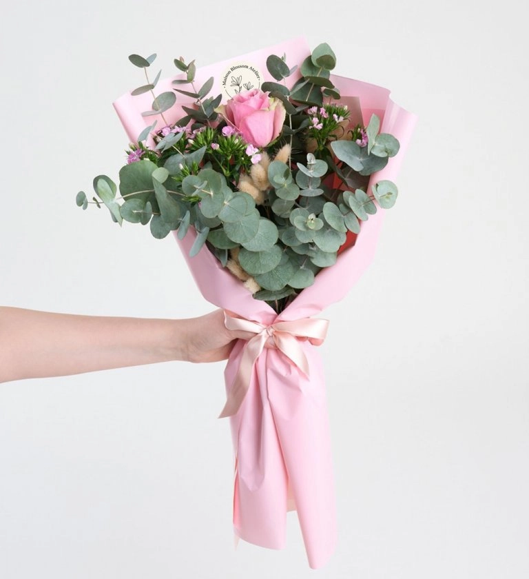 Pembe Bukette Pembe Gül Ve Okaliptus