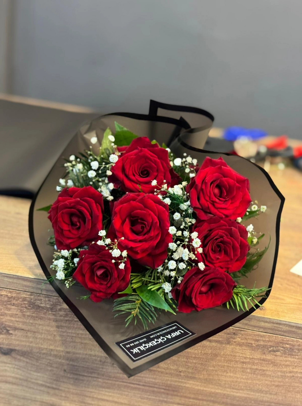 Siyah Süslemeli 7 Kırmızı Gül Buketi